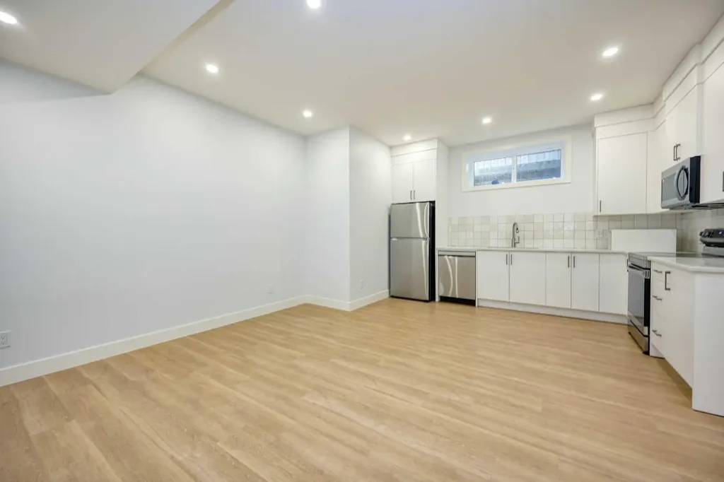 2008 26a Street SW Calgary AB T3E 2C1