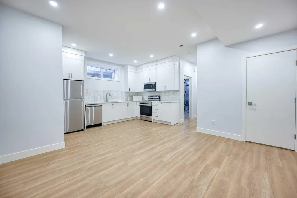 2008 26a Street SW Calgary AB T3E 2C1