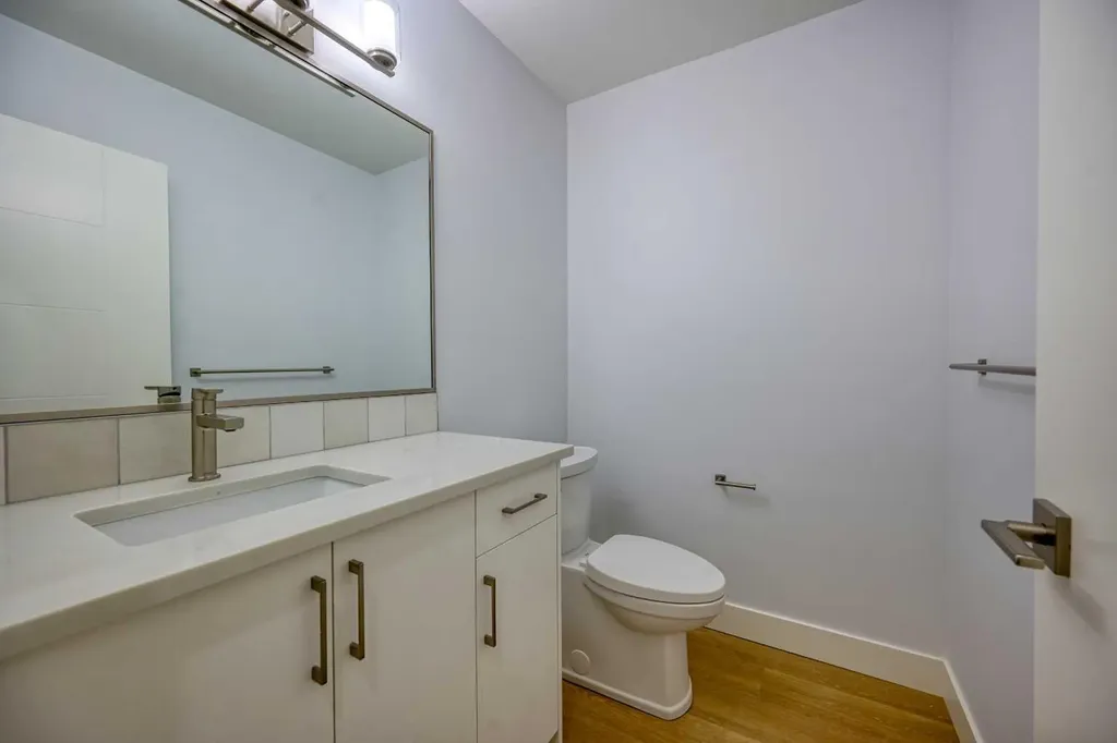 2008 26a Street SW Calgary AB T3E 2C1