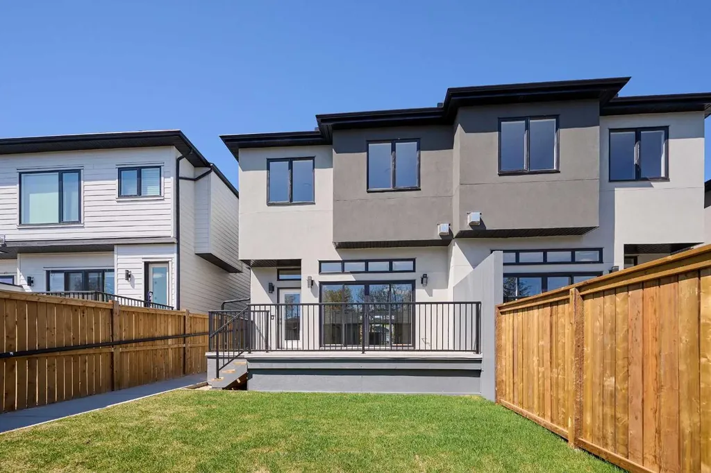 2008 26a Street SW Calgary AB T3E 2C1