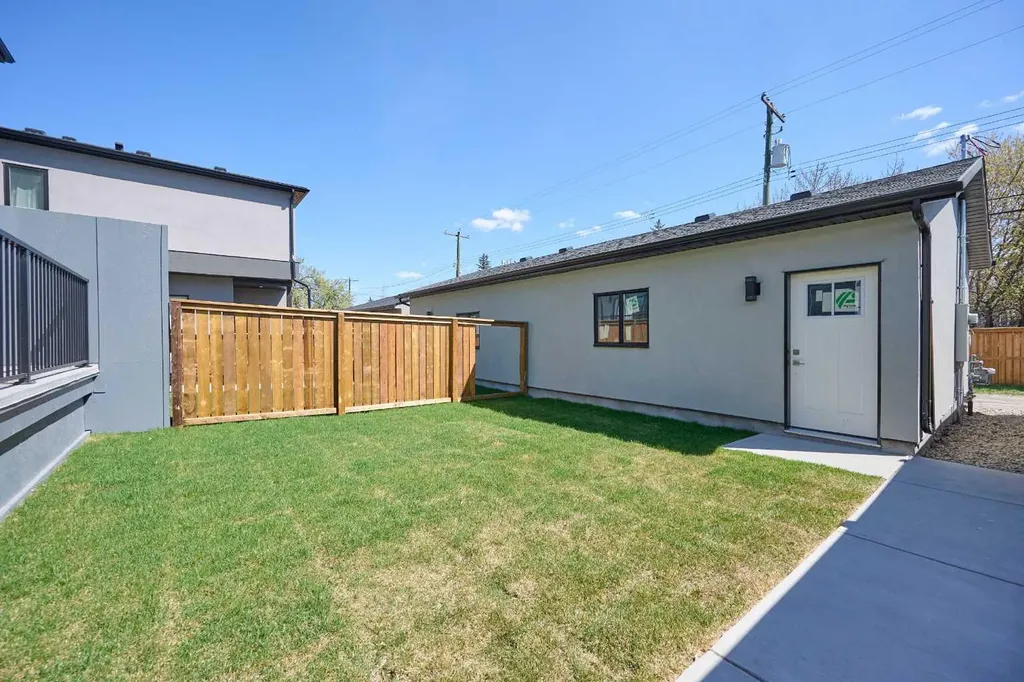 2008 26a Street SW Calgary AB T3E 2C1