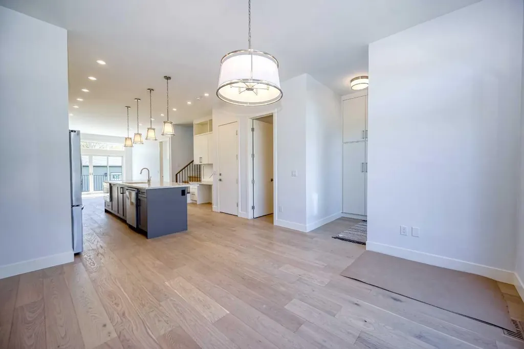 2008 26a Street SW Calgary AB T3E 2C1