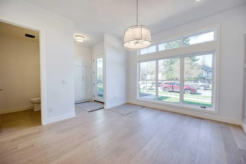 2008 26a Street SW Calgary AB T3E 2C1