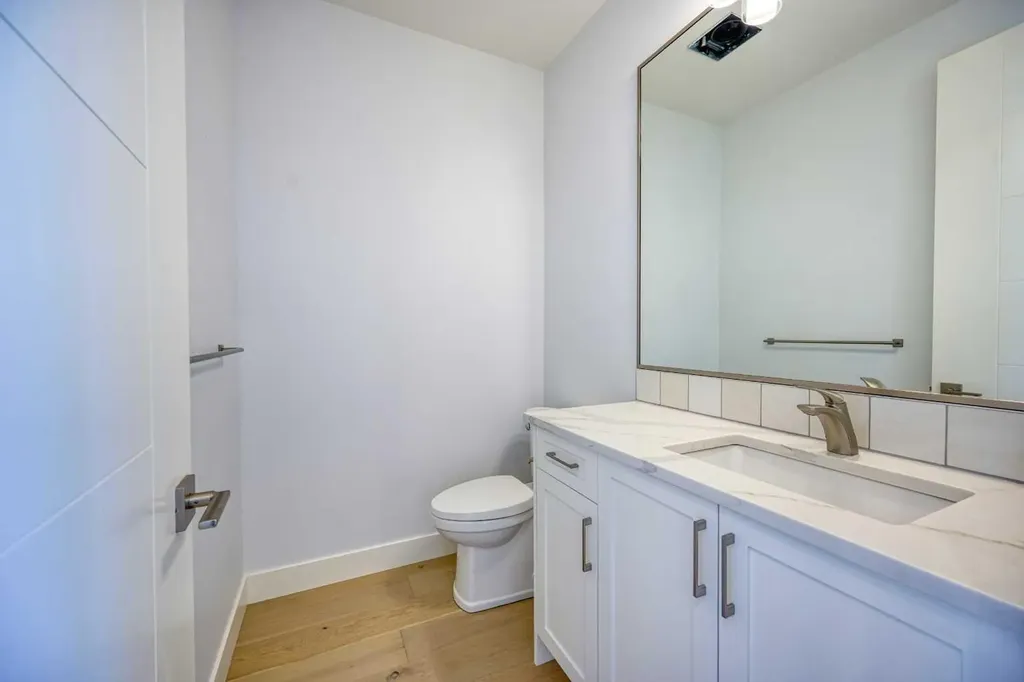 2008 26a Street SW Calgary AB T3E 2C1