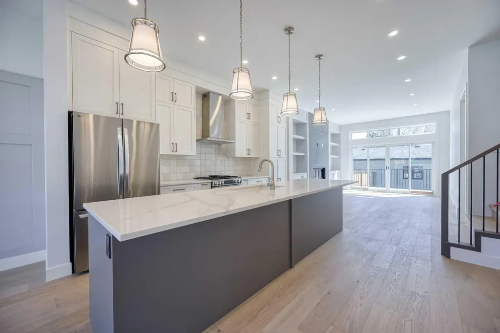 2008 26a Street SW Calgary AB T3E 2C1