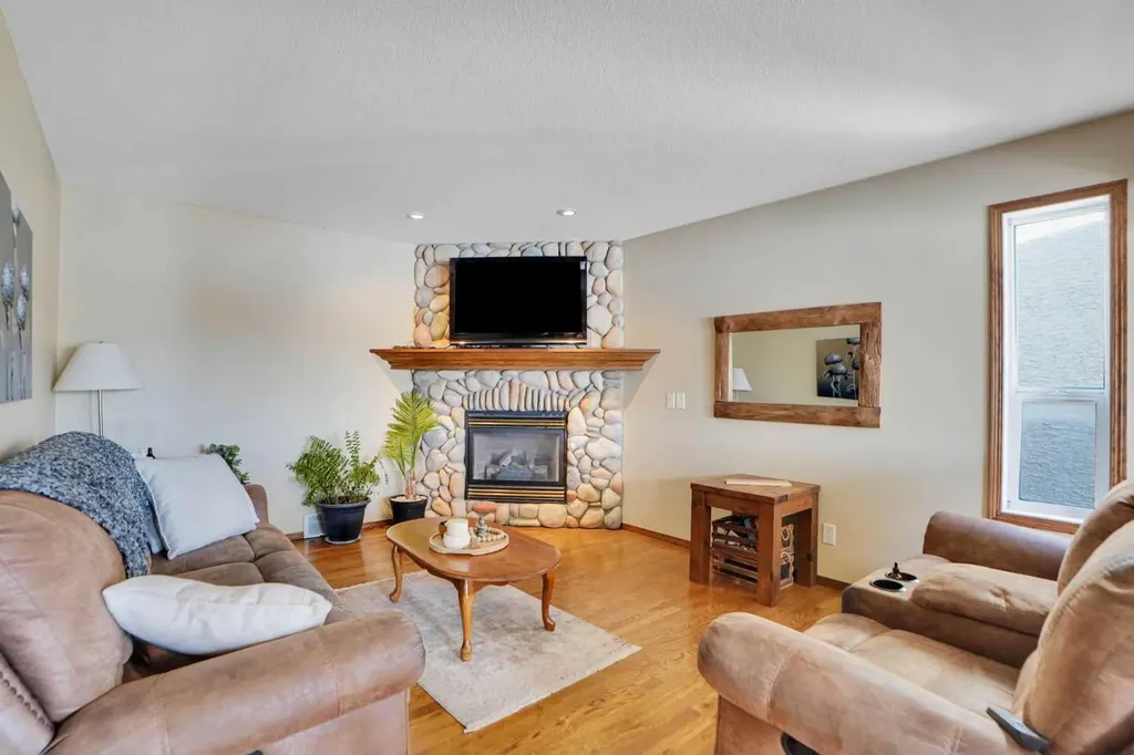 32 Harvest Park Way NE Calgary AB T3K 4K8