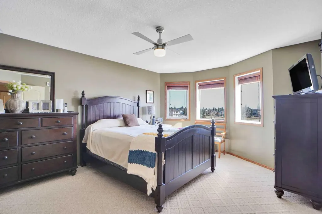 32 Harvest Park Way NE Calgary AB T3K 4K8