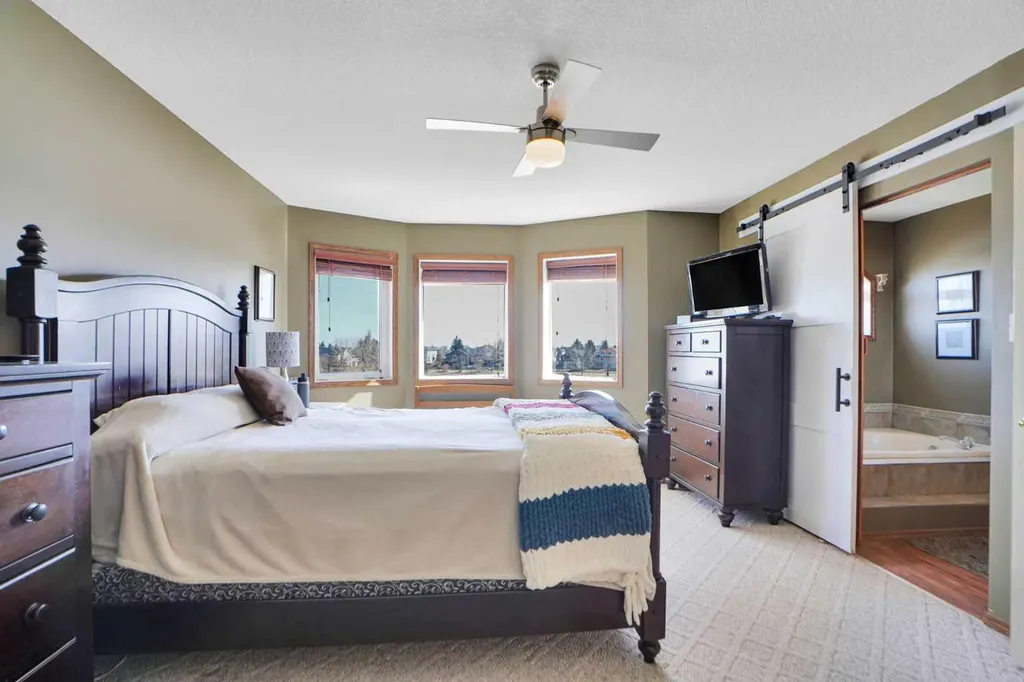 32 Harvest Park Way NE Calgary AB T3K 4K8