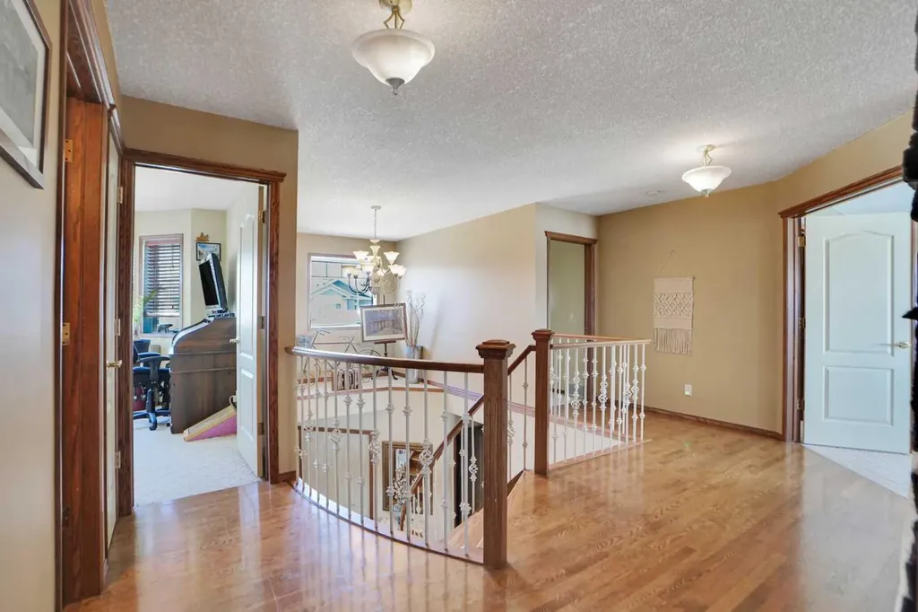 32 Harvest Park Way NE Calgary AB T3K 4K8