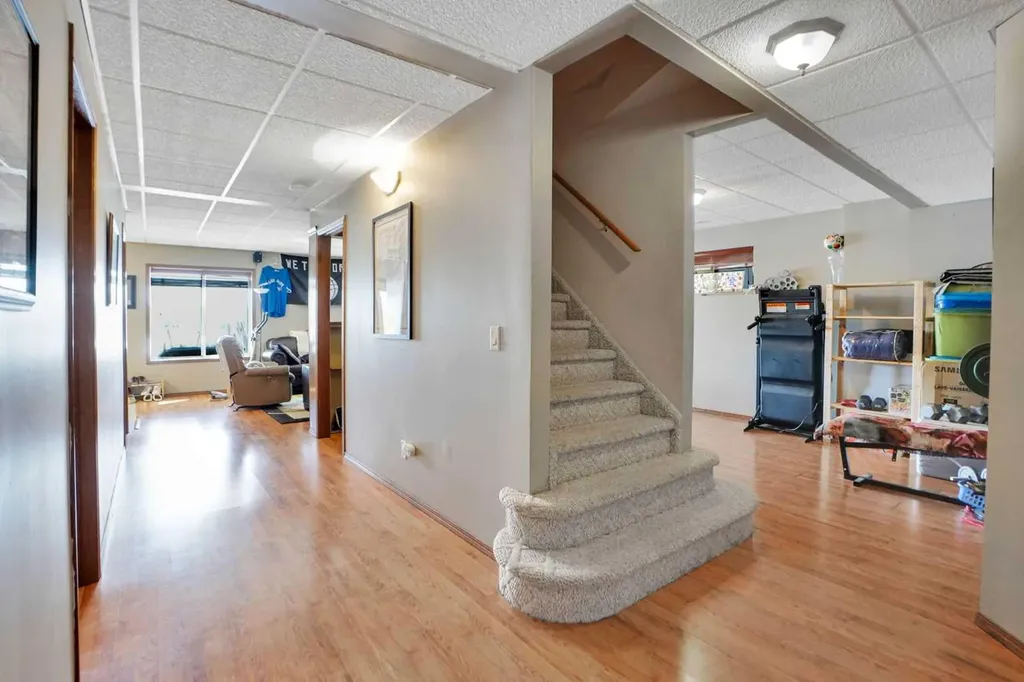 32 Harvest Park Way NE Calgary AB T3K 4K8