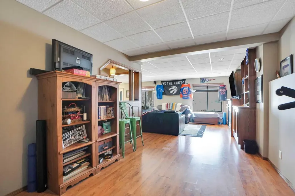 32 Harvest Park Way NE Calgary AB T3K 4K8