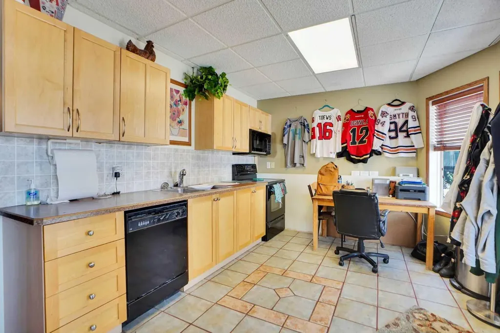 32 Harvest Park Way NE Calgary AB T3K 4K8