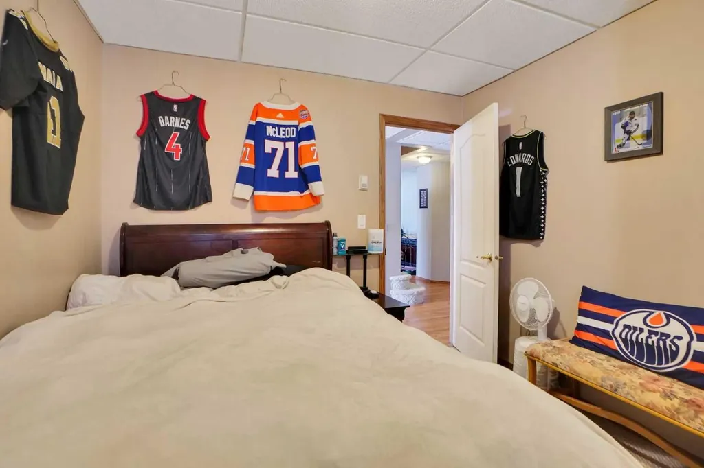 32 Harvest Park Way NE Calgary AB T3K 4K8