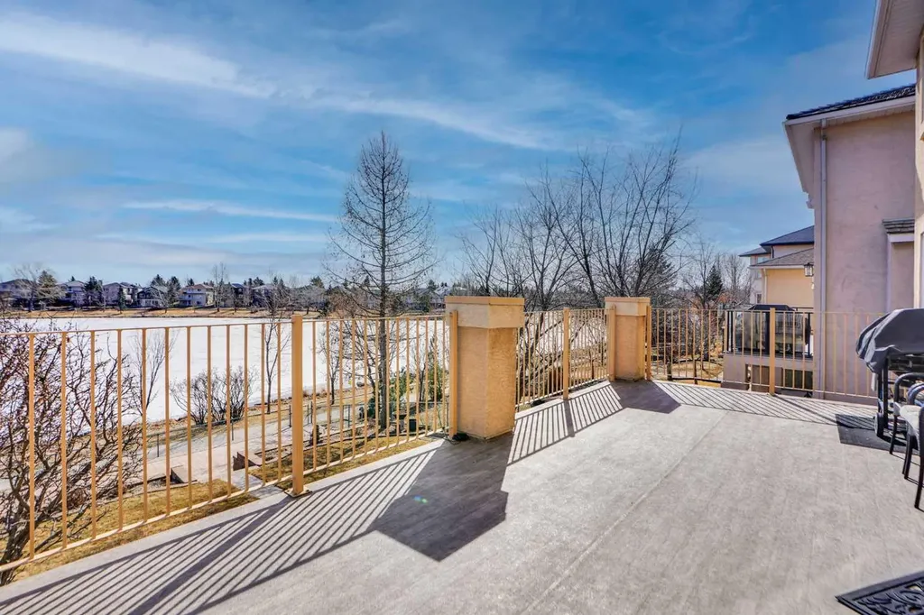 32 Harvest Park Way NE Calgary AB T3K 4K8