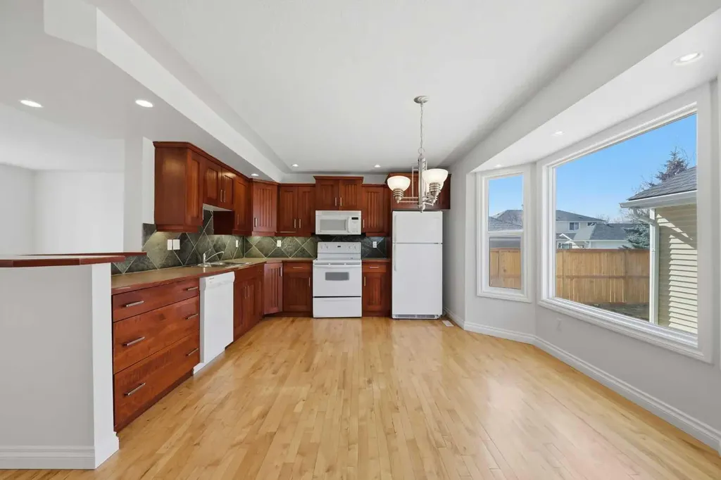 172 Somme Manor SW Calgary AB T2T 6L5