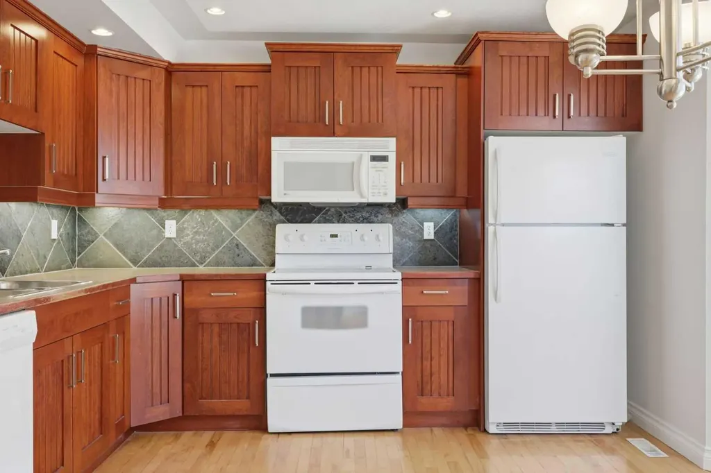 172 Somme Manor SW Calgary AB T2T 6L5