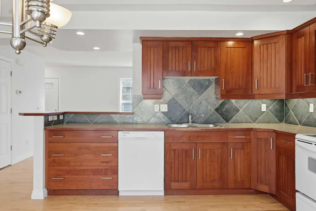 172 Somme Manor SW Calgary AB T2T 6L5