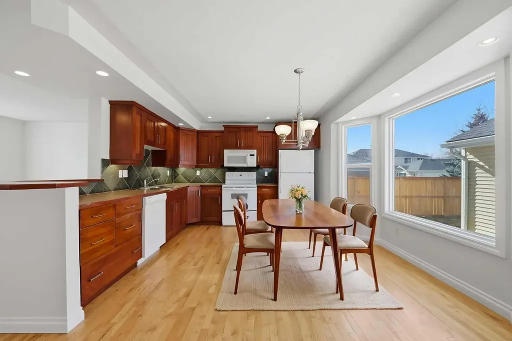 172 Somme Manor SW Calgary AB T2T 6L5