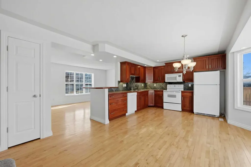 172 Somme Manor SW Calgary AB T2T 6L5