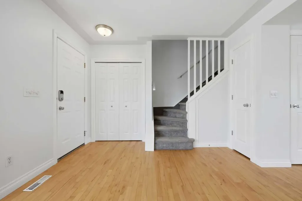 172 Somme Manor SW Calgary AB T2T 6L5