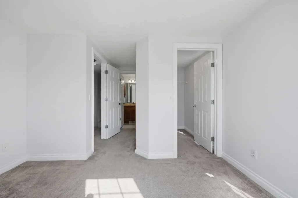172 Somme Manor SW Calgary AB T2T 6L5