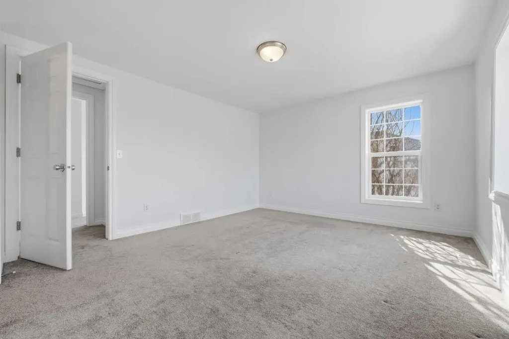 172 Somme Manor SW Calgary AB T2T 6L5