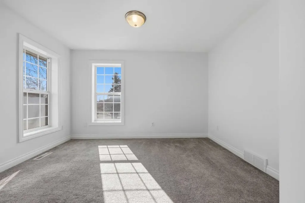 172 Somme Manor SW Calgary AB T2T 6L5