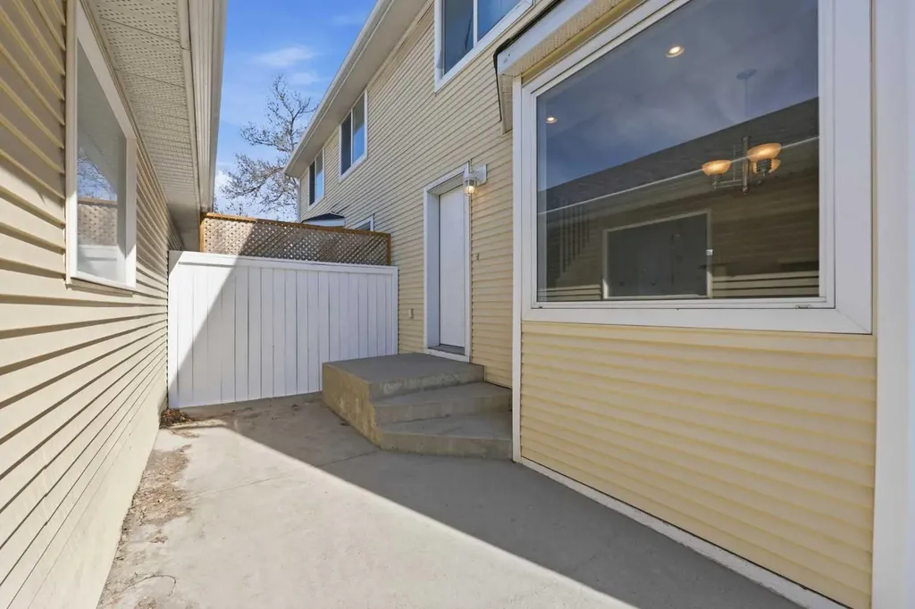 172 Somme Manor SW Calgary AB T2T 6L5