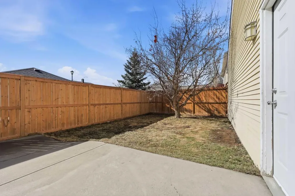 172 Somme Manor SW Calgary AB T2T 6L5