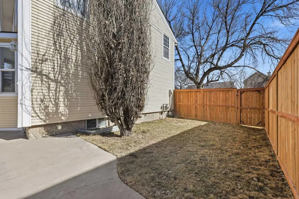 172 Somme Manor SW Calgary AB T2T 6L5