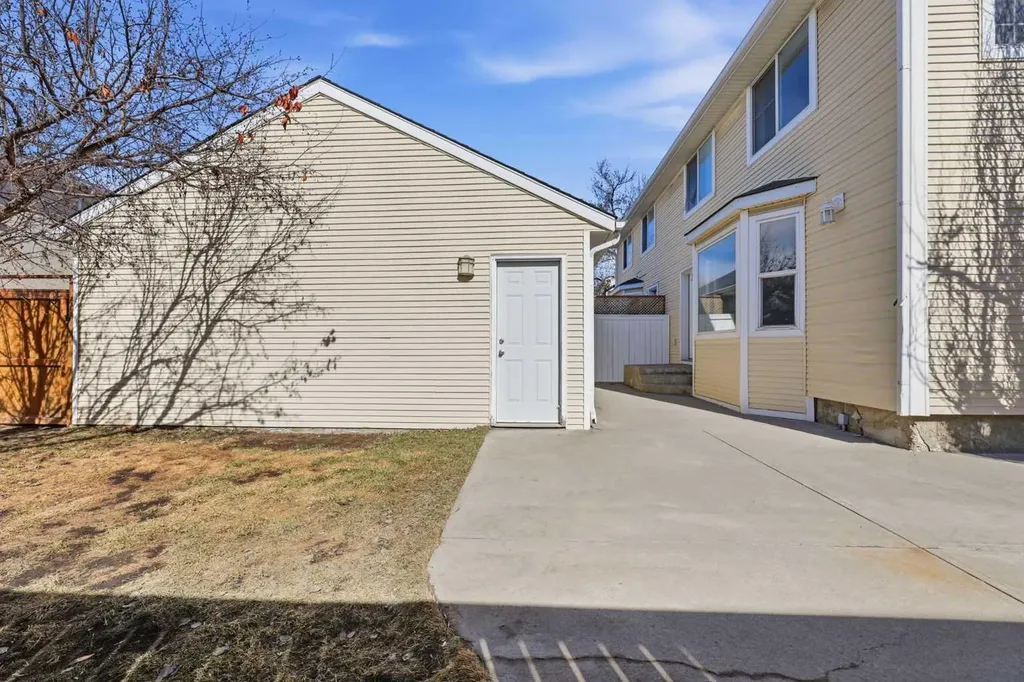 172 Somme Manor SW Calgary AB T2T 6L5