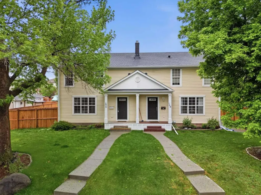 172 Somme Manor SW Calgary AB T2T 6L5