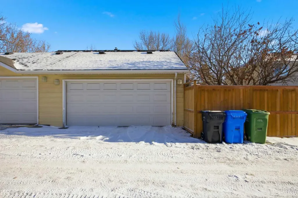 172 Somme Manor SW Calgary AB T2T 6L5
