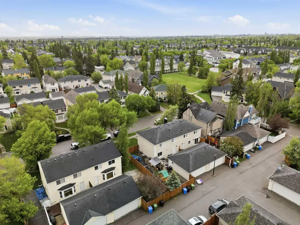 172 Somme Manor SW Calgary AB T2T 6L5