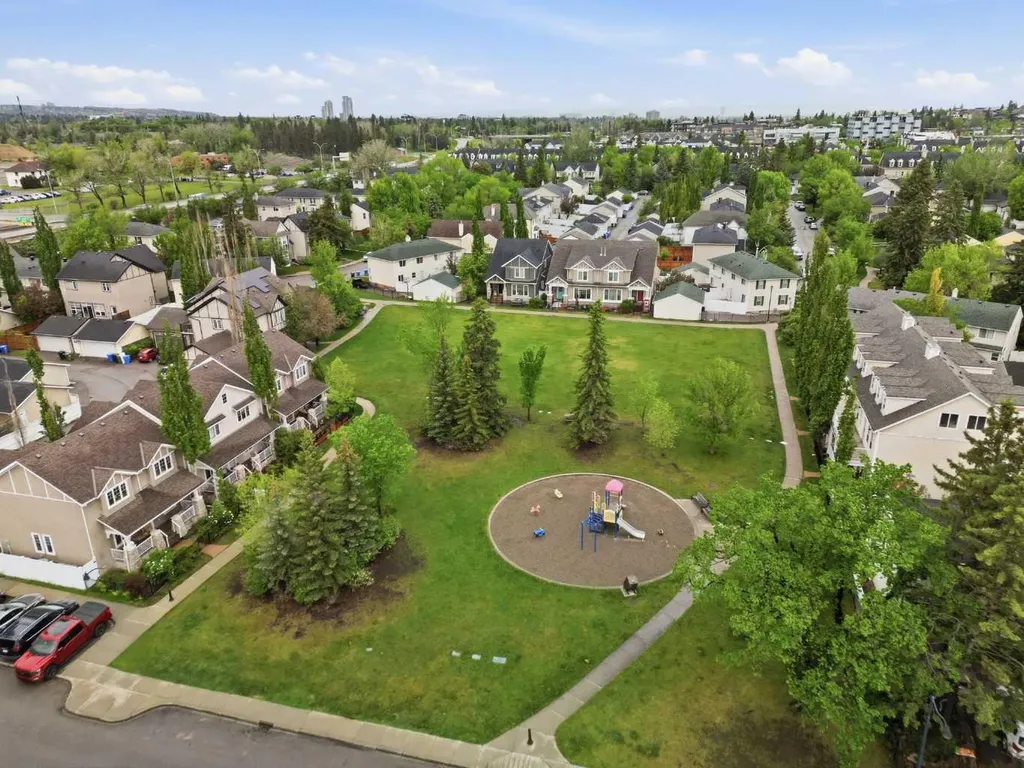 172 Somme Manor SW Calgary AB T2T 6L5