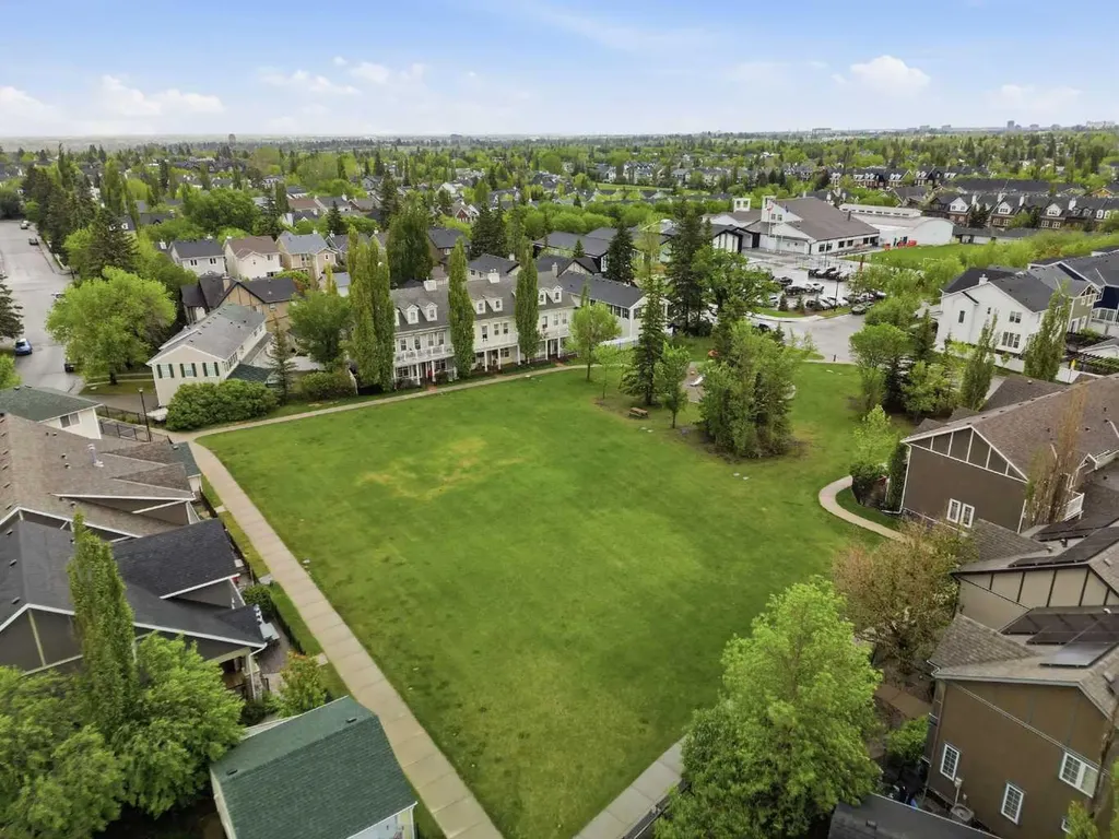172 Somme Manor SW Calgary AB T2T 6L5