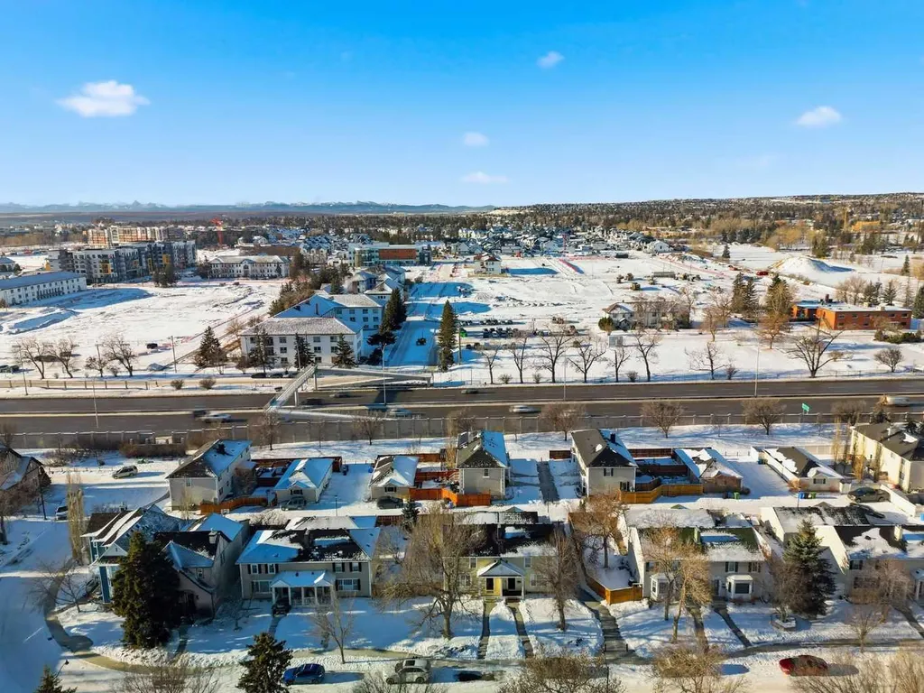 172 Somme Manor SW Calgary AB T2T 6L5