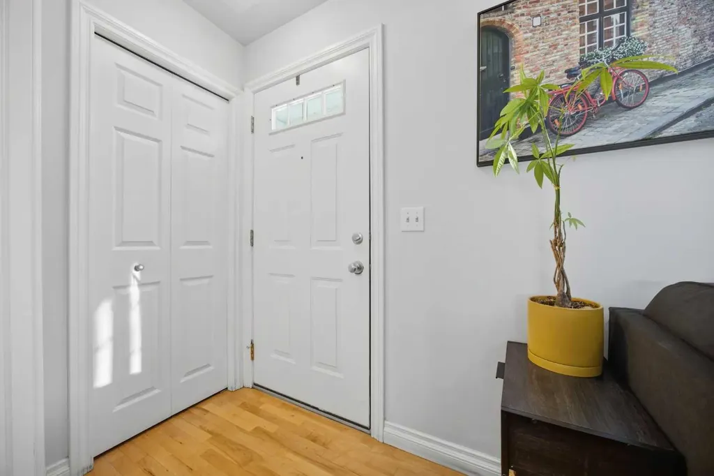172 Somme Manor SW Calgary AB T2T 6L5