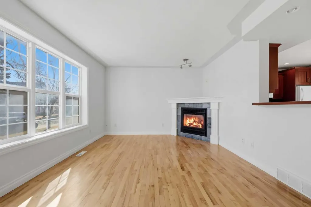 172 Somme Manor SW Calgary AB T2T 6L5