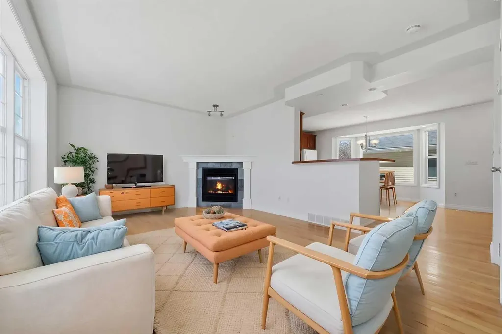 172 Somme Manor SW Calgary AB T2T 6L5