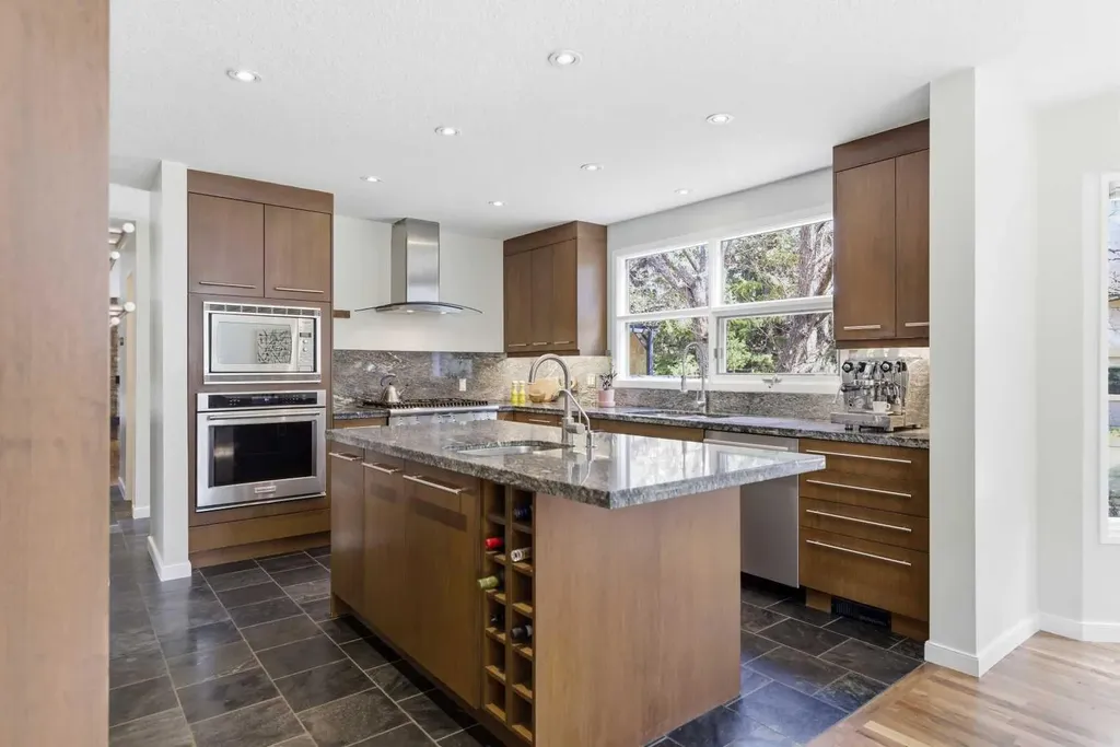12 Varsville Place NW Calgary AB T3A 0A8