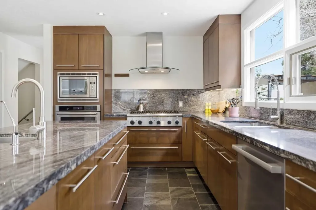 12 Varsville Place NW Calgary AB T3A 0A8