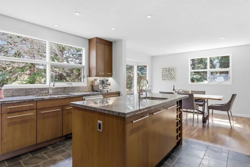 12 Varsville Place NW Calgary AB T3A 0A8