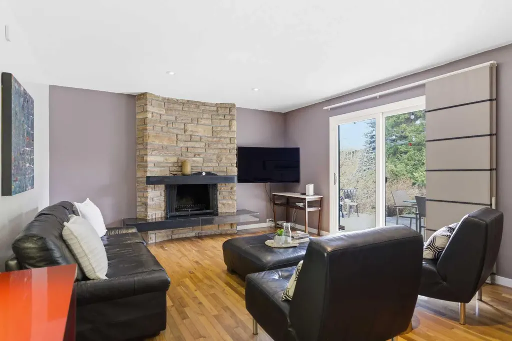 12 Varsville Place NW Calgary AB T3A 0A8