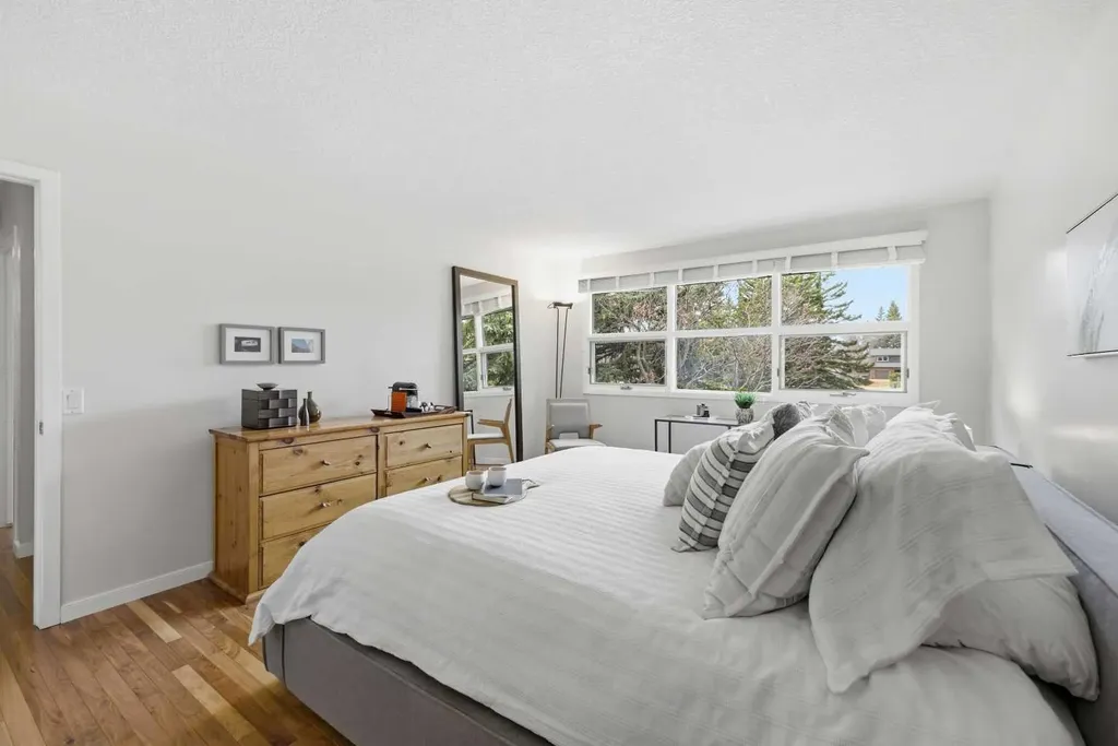 12 Varsville Place NW Calgary AB T3A 0A8