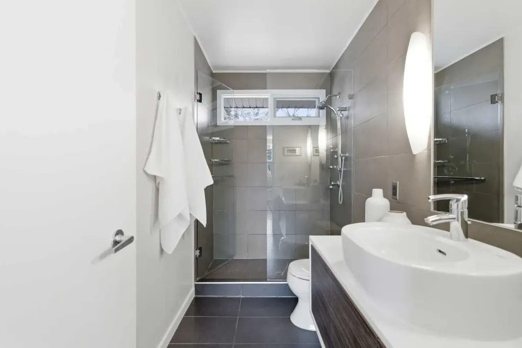 12 Varsville Place NW Calgary AB T3A 0A8