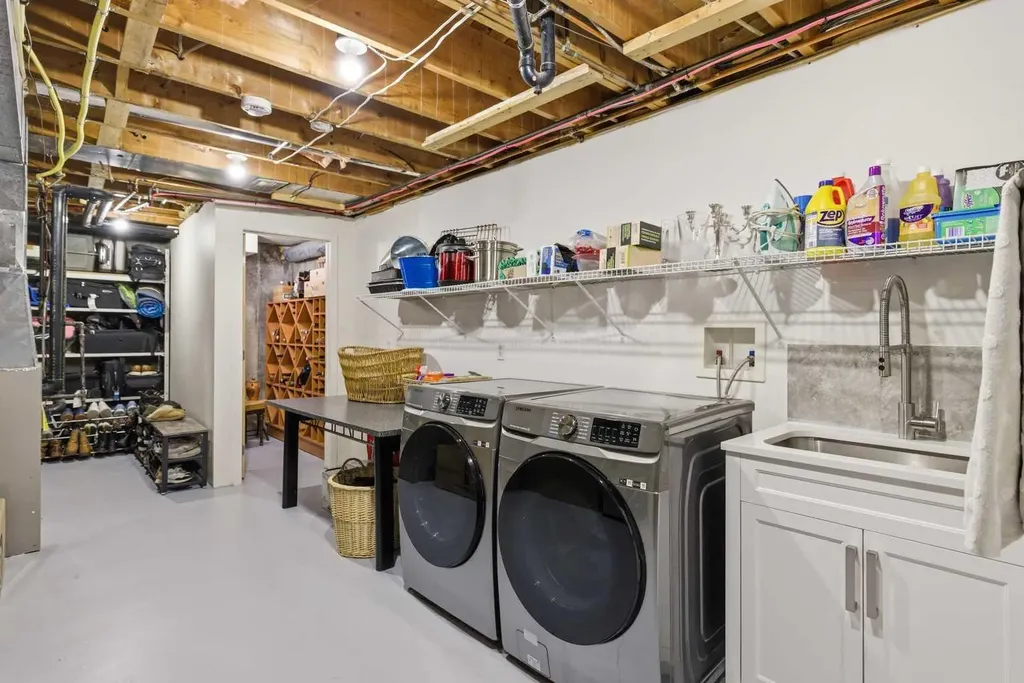 12 Varsville Place NW Calgary AB T3A 0A8