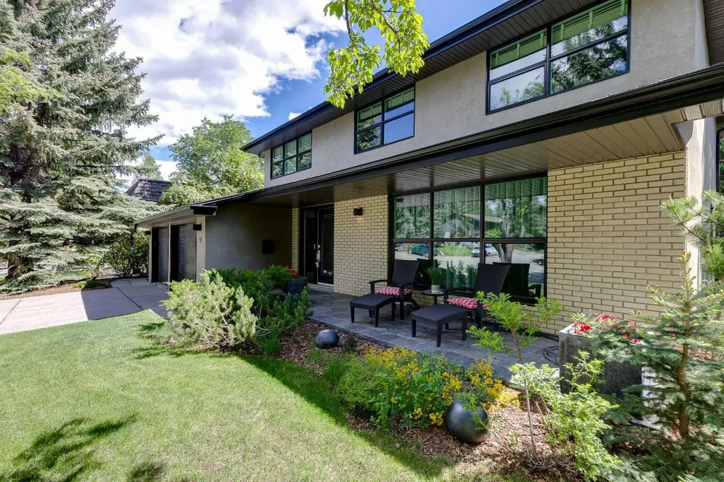 12 Varsville Place NW Calgary AB T3A 0A8