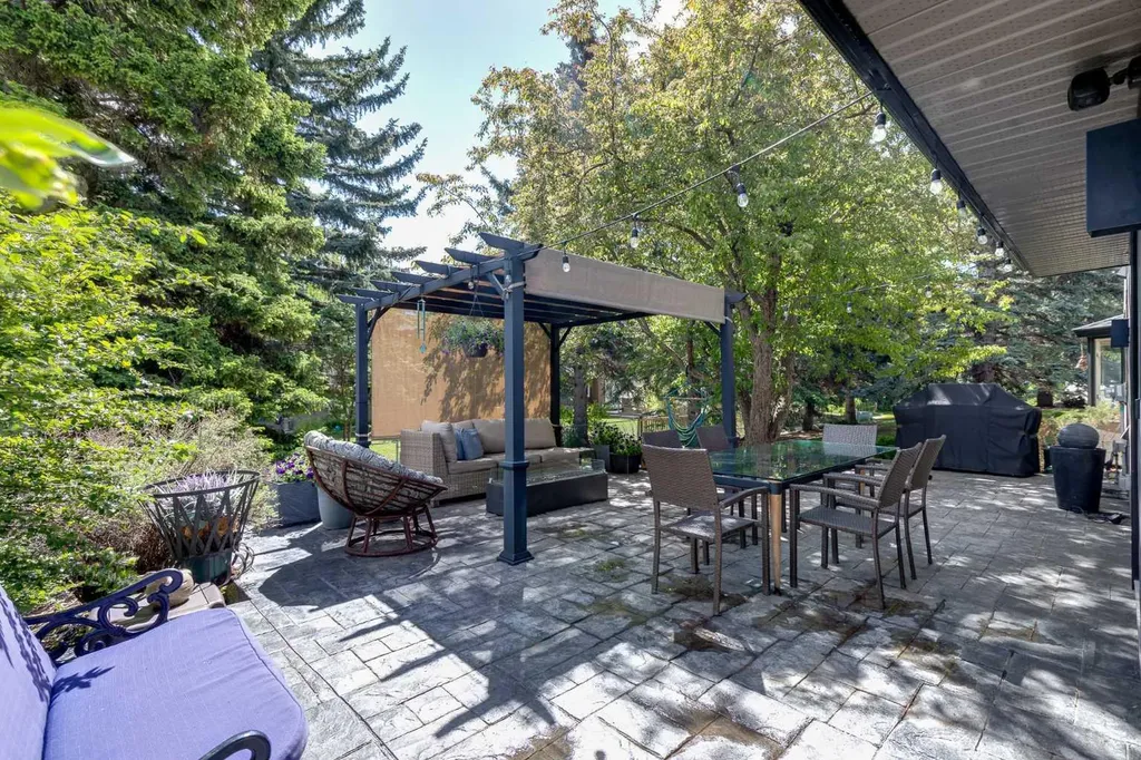 12 Varsville Place NW Calgary AB T3A 0A8