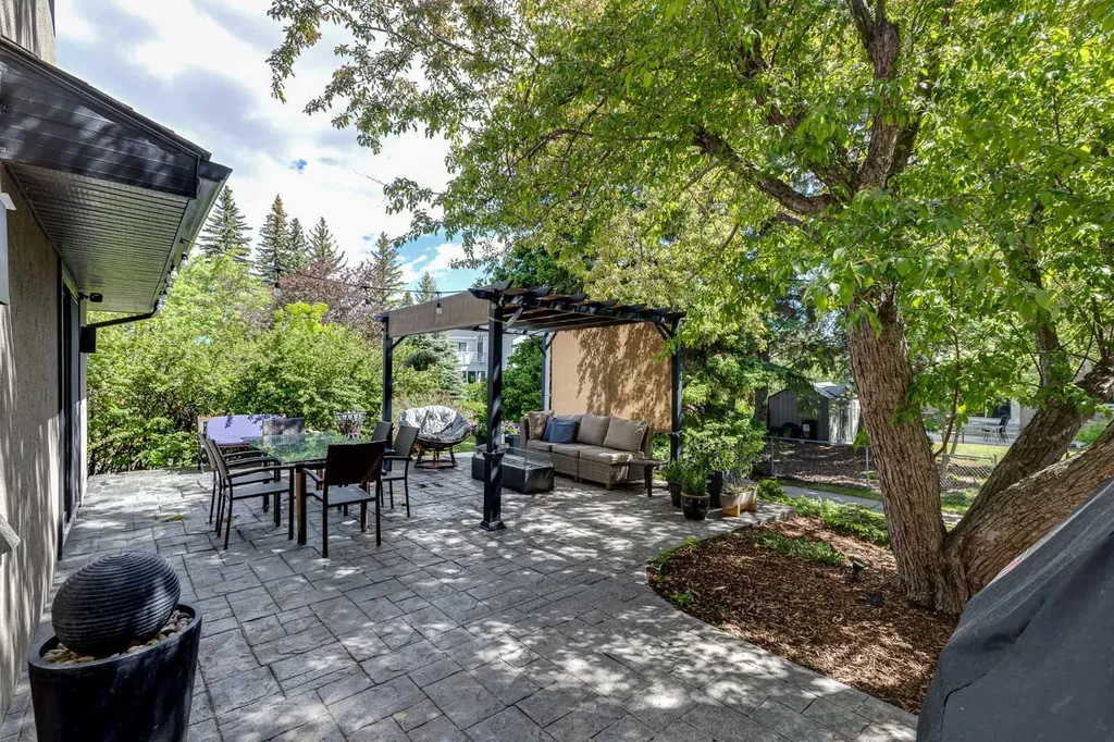12 Varsville Place NW Calgary AB T3A 0A8